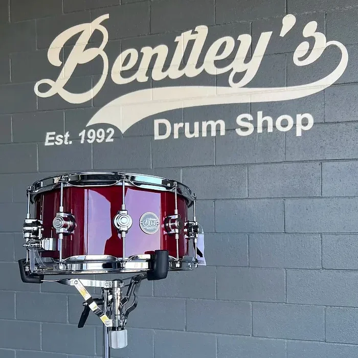 DW Performance Series 6.5×14 ” Snare Drum in Cherry Stain Gloss Lacquer
